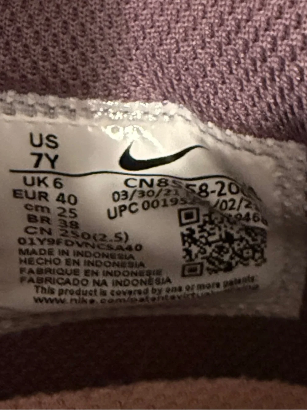 Nike youth Sneaker purple with Metallic Pink Swoosh